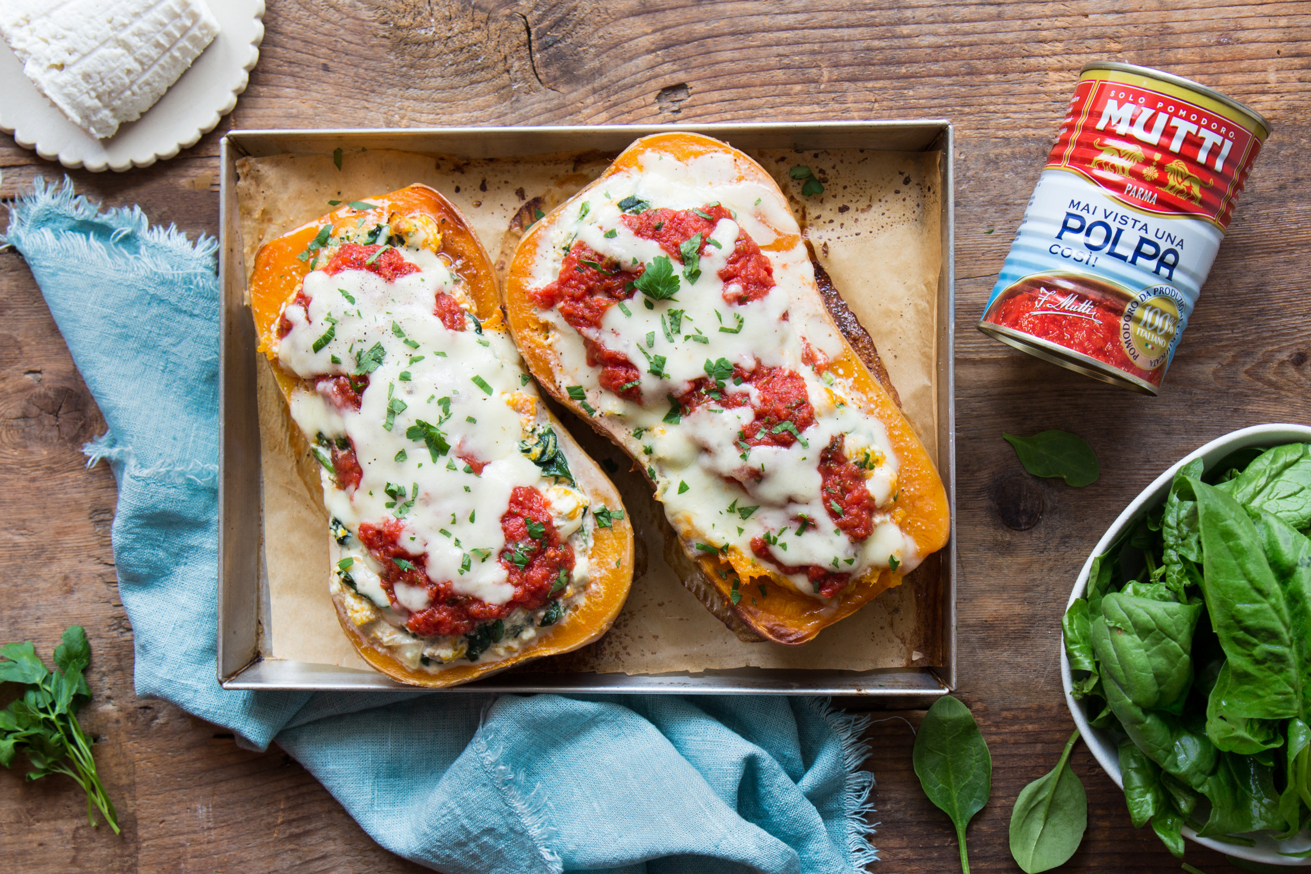 Butternusskürbis gefüllte mit Tomatensauce