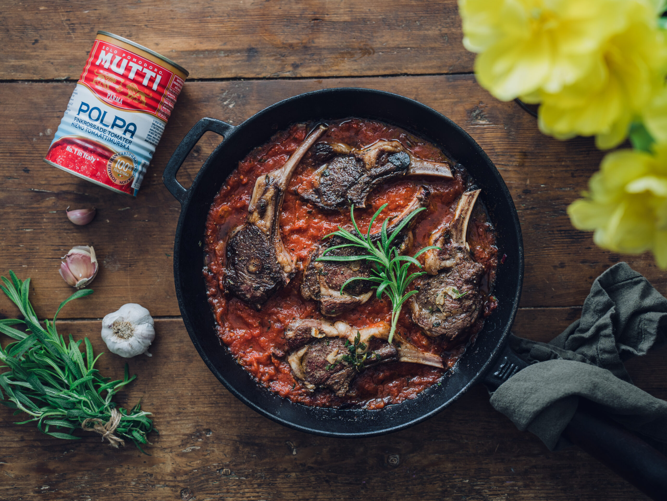 Lammeribbe i tomatsaus
