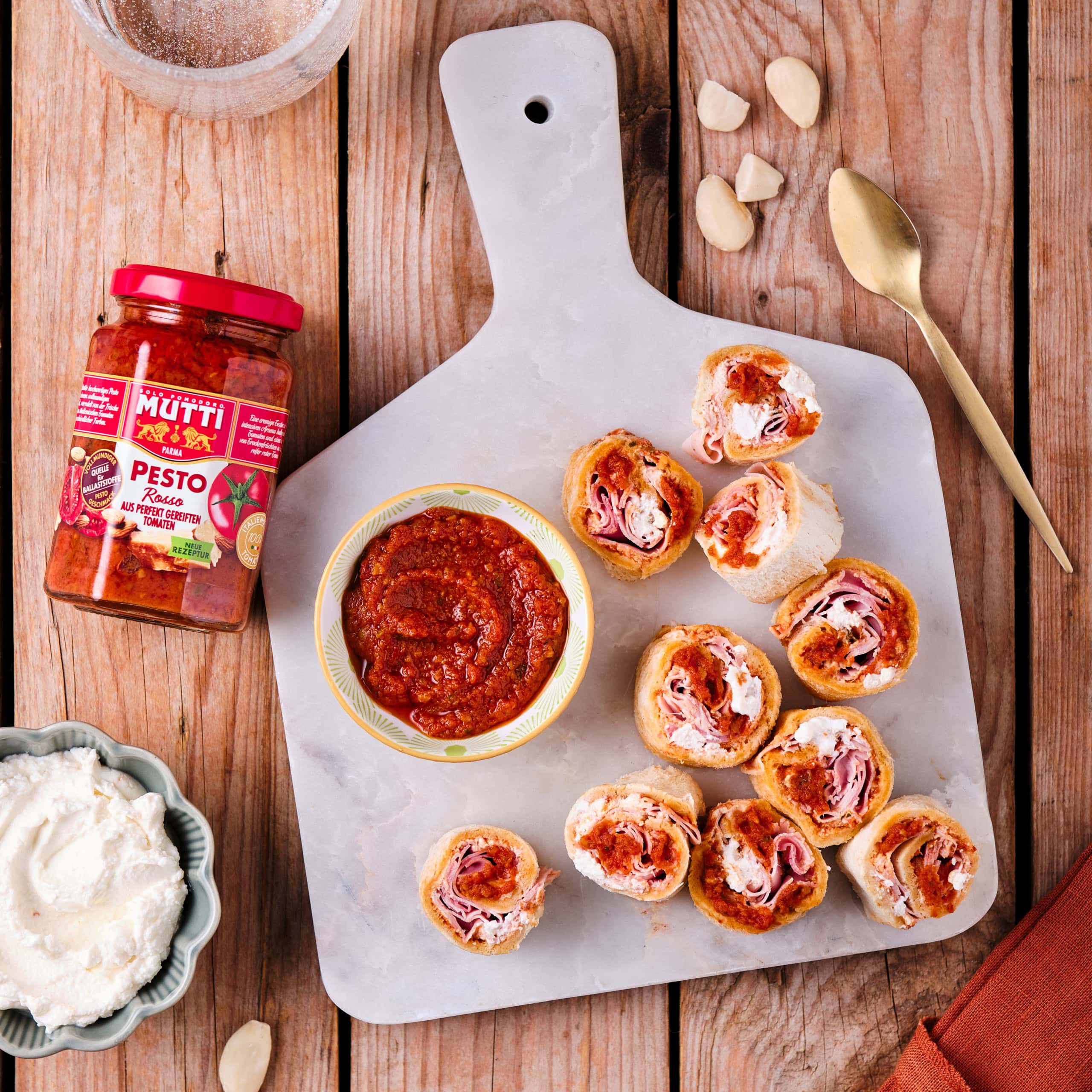 Gerollte Canapés mit MUTTI Pesto Rosso