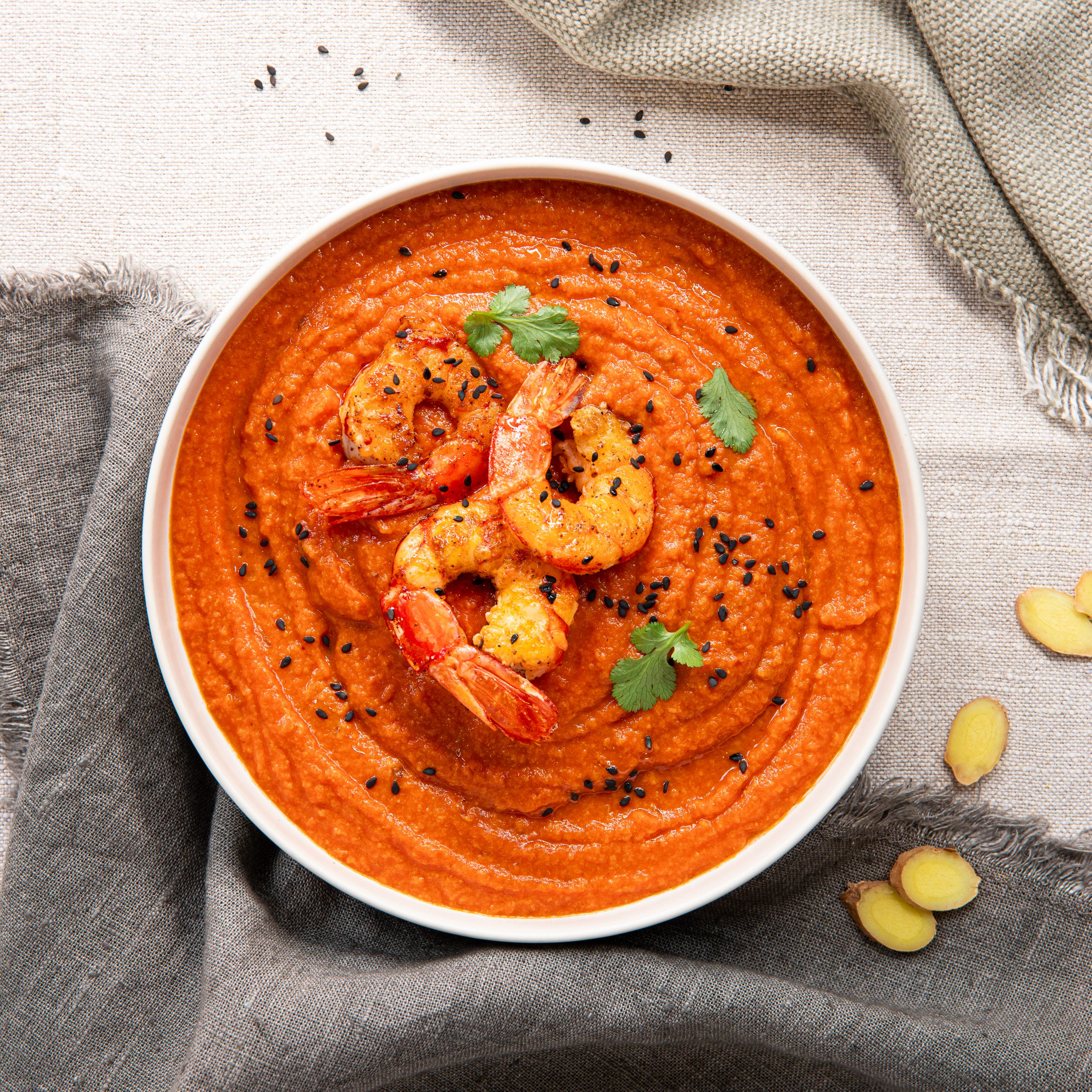 Cremet tomatsuppe med rejer og ingefær