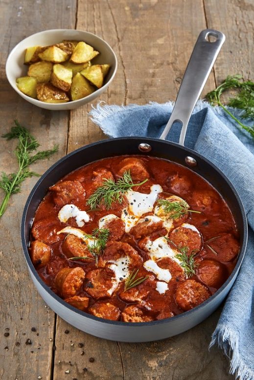 Pølsegryde med kartofler, dild og tomat